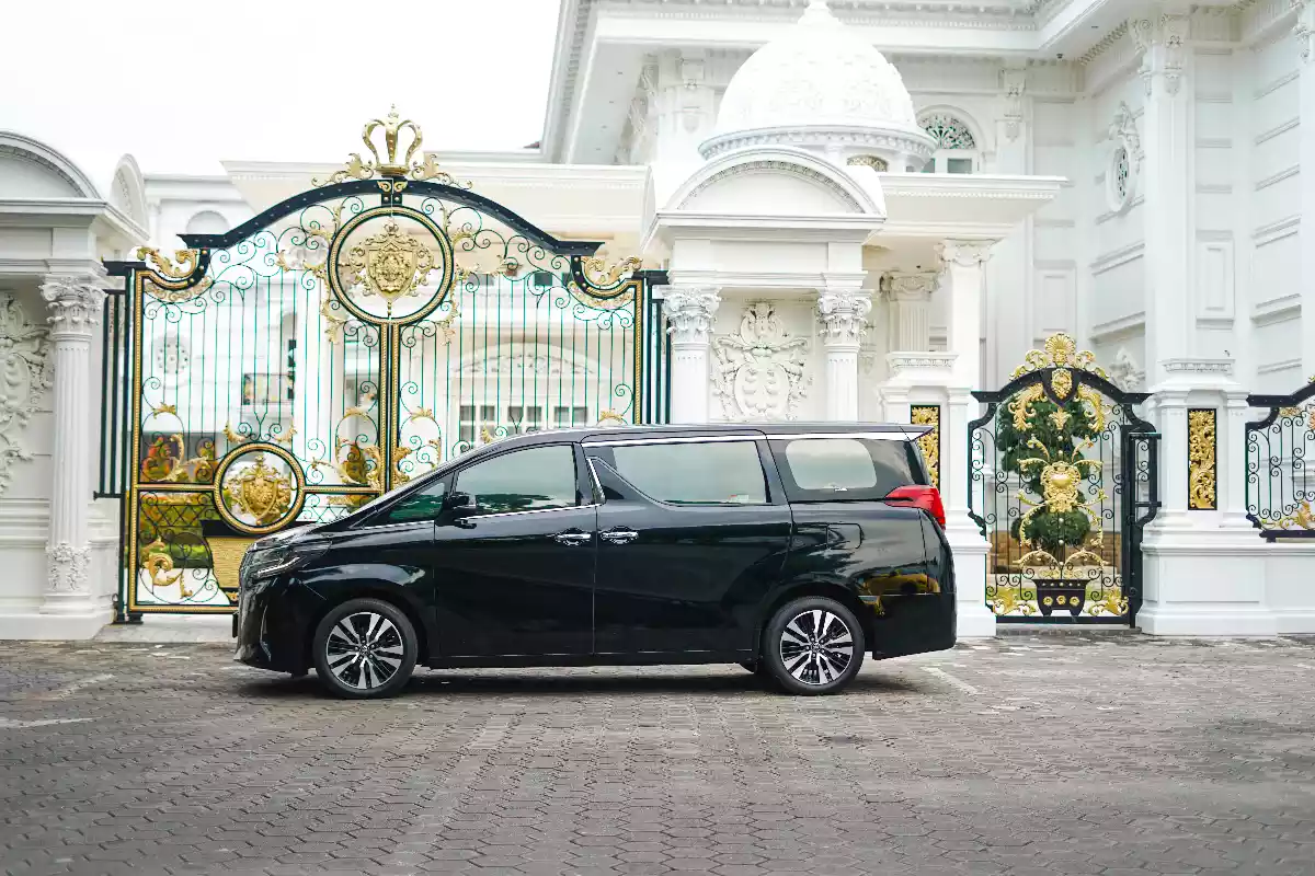 Side Exterior Toyota Alphard Facelift | Bali Premium Trip 