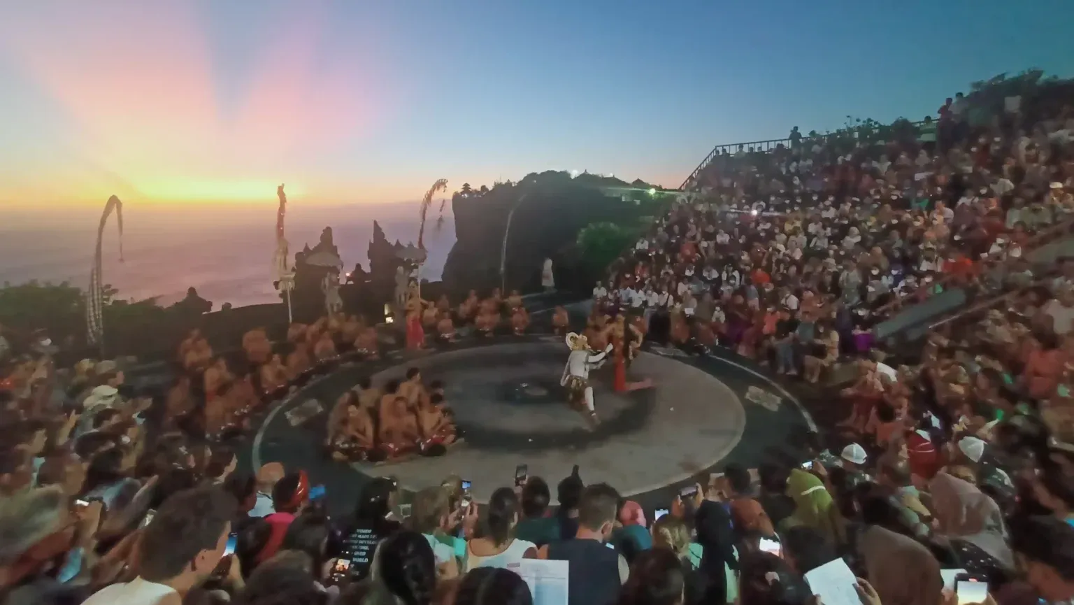 Tari Kecak Uluwatu (source: wikimedia-commons)