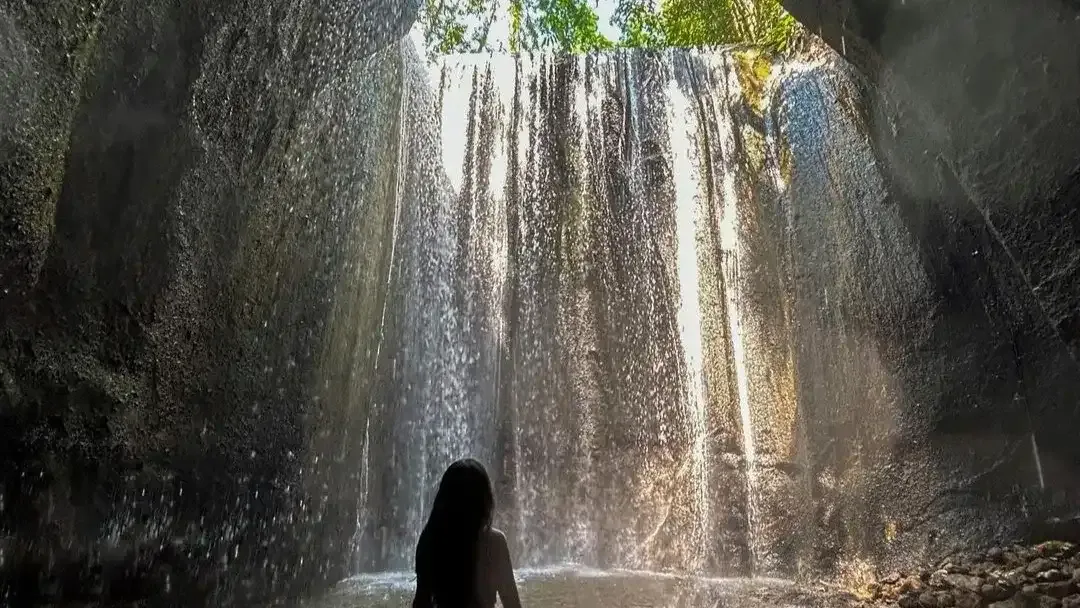 Tukad Cepung Waterfall (source: insragram.com/thebohemiangirl)