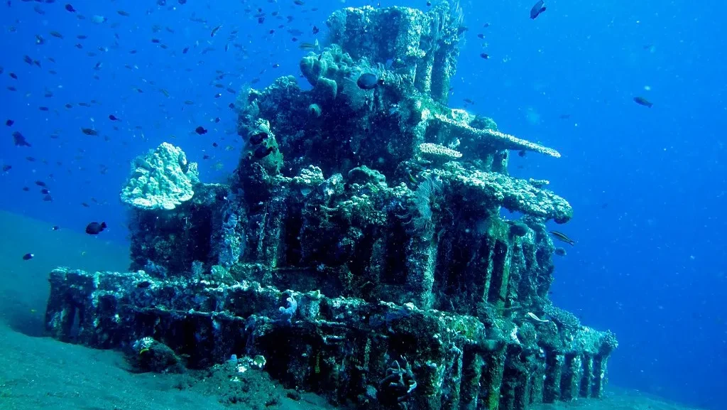 Pyramids Dive Site, Amed (source: flickr)