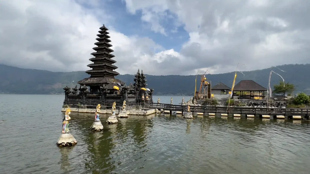 Pura Ulun Danau Batur (Source: Wikimedia Commons)