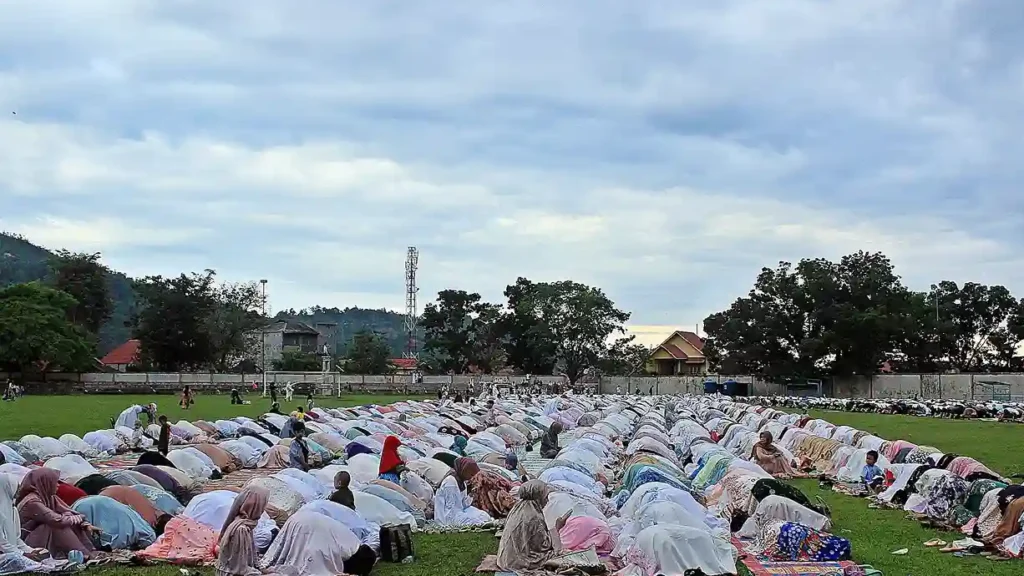 Eid al Fitr Prayers (Source Wikimedia Commons)