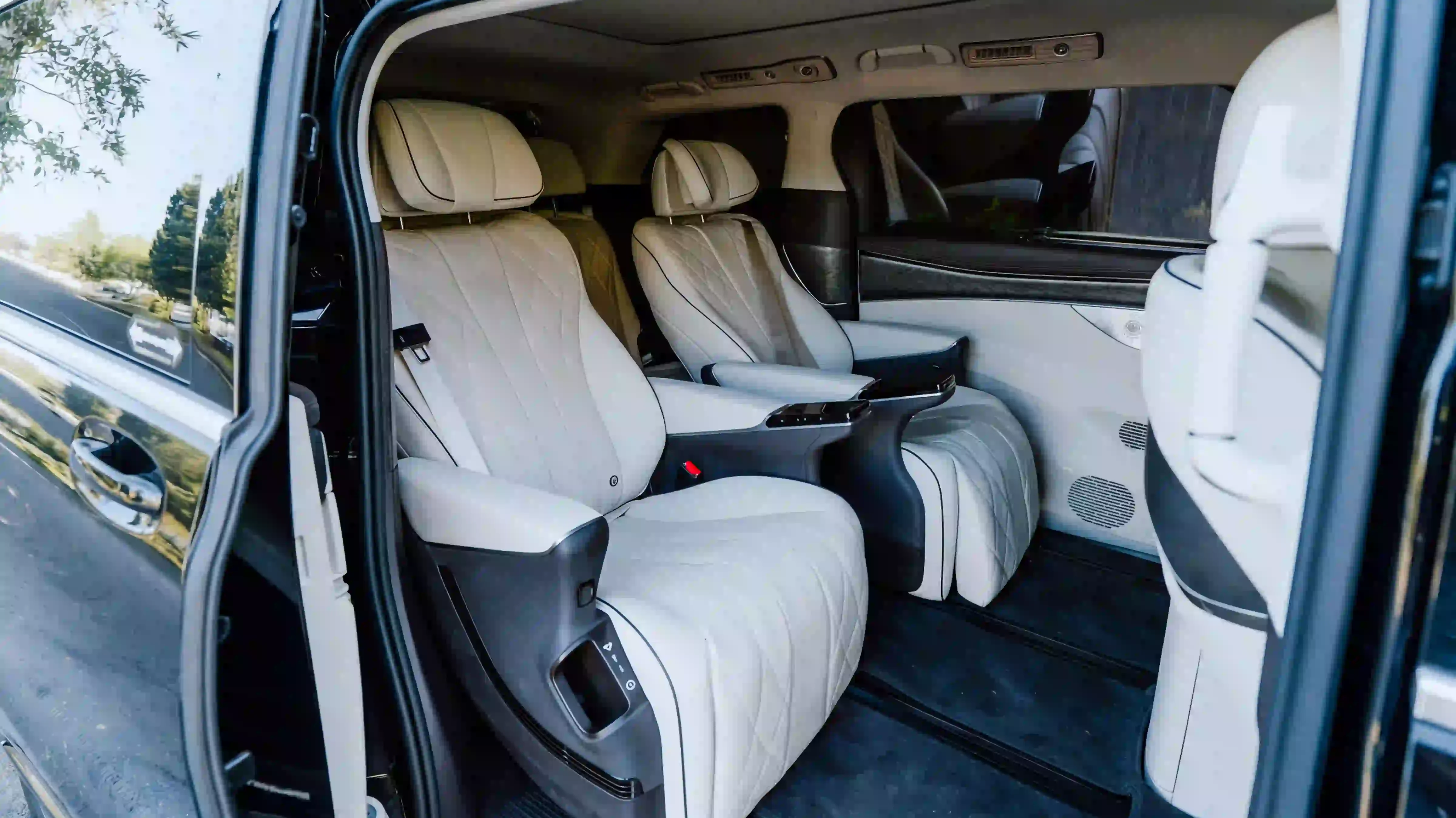 Interior Denza D9 | Bali Premium Trip