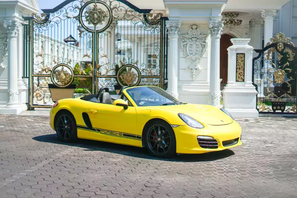 Tampak samping Porsche Boxter Yellow