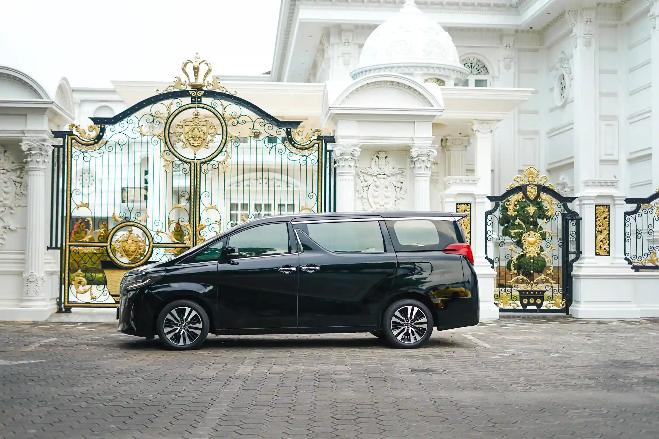 Eksterior Samping Alphard Facelift - BaliPremium Trip