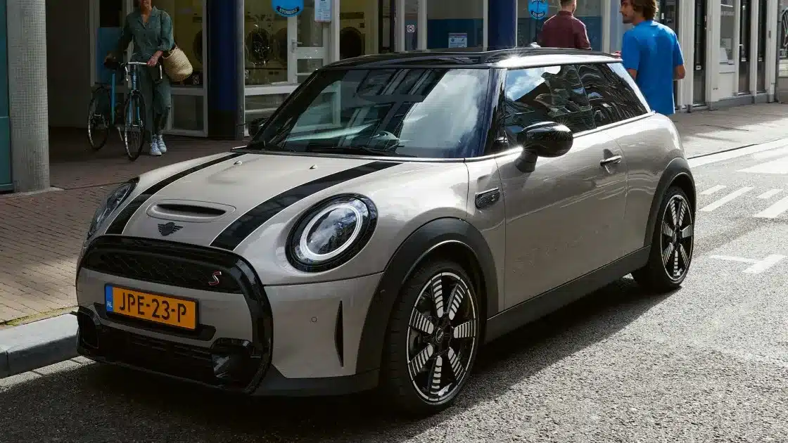 Mini Cooper 3 Doors (souce: mini-indonesia)