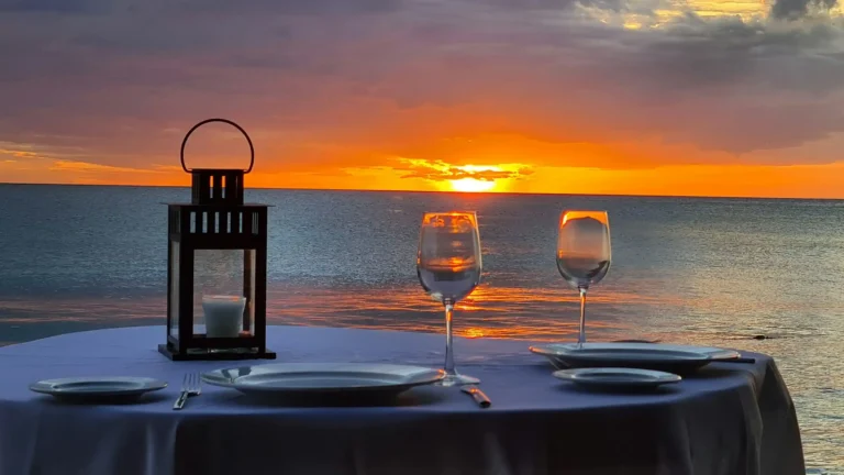 Dinner Romantis (source unsplash.com)