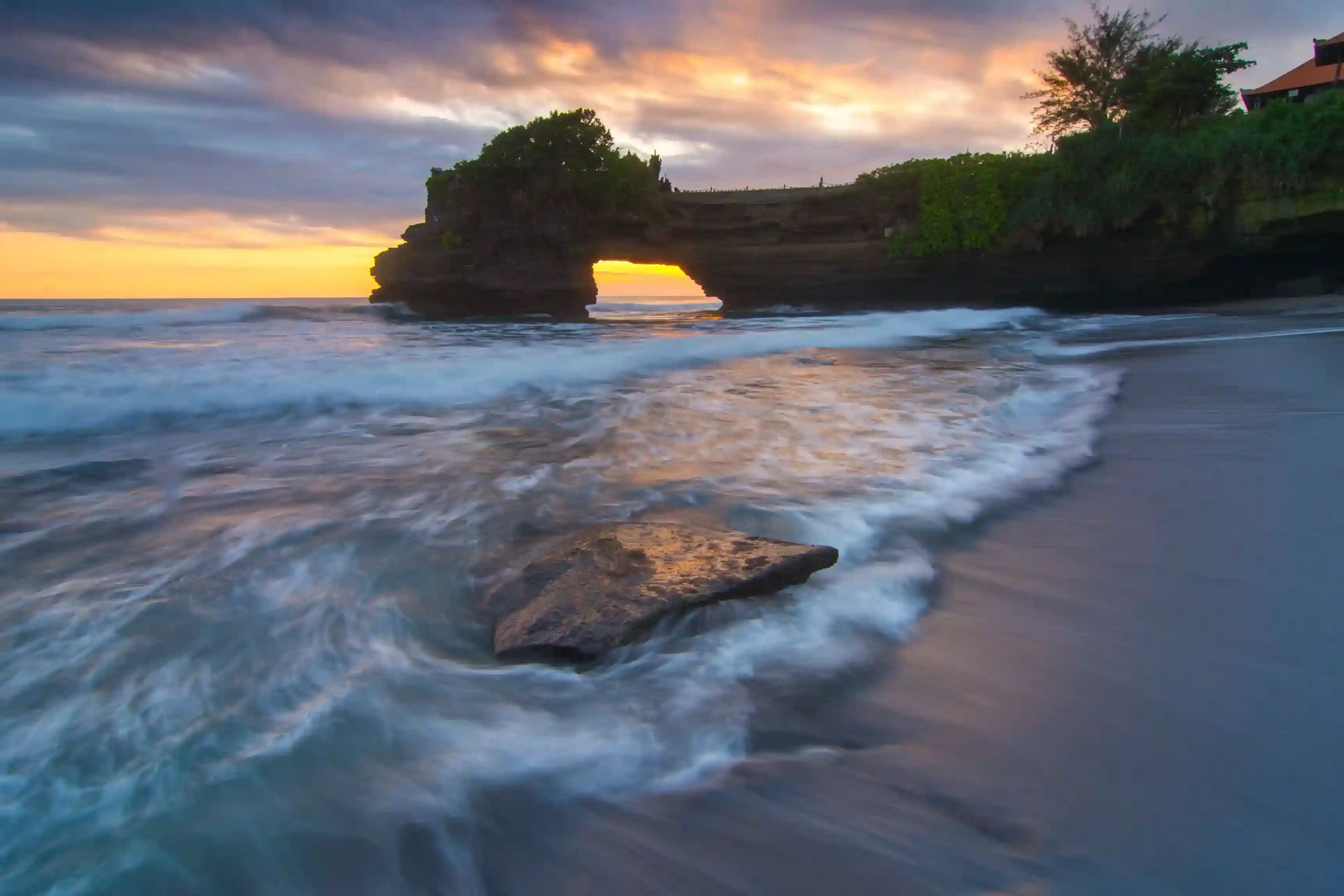 Batu Bolong, Canggu, Bali (source: https://commons.wikimedia.org)