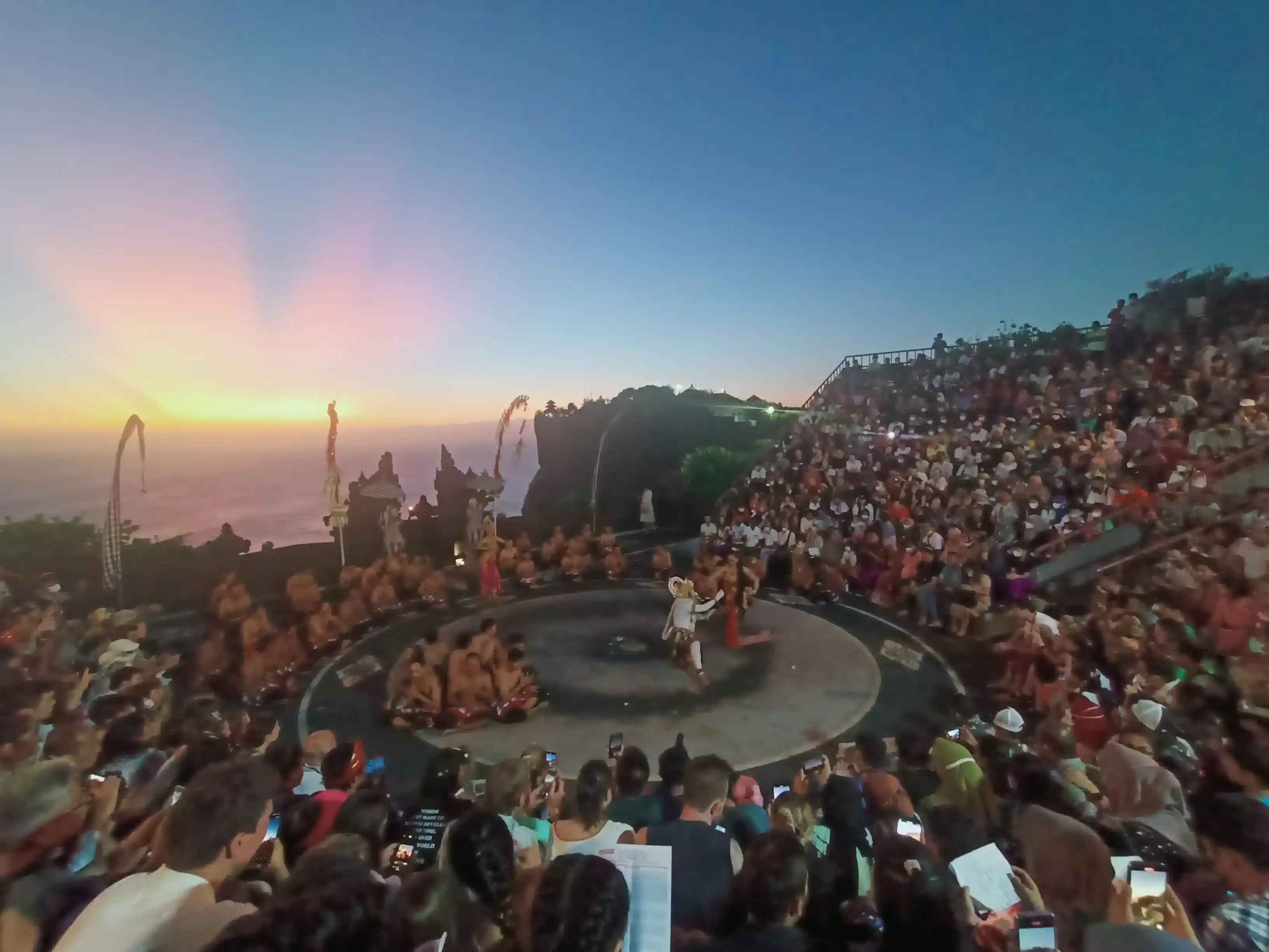 Tari Kecak Uluwatu (source: wikimedia commons)