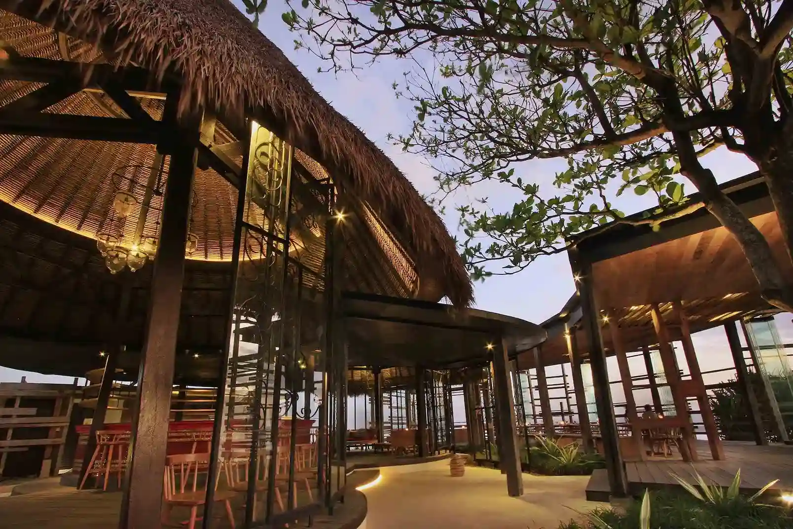 Waka Bar Restaurant | Tempat Dinner Romantis di Bali (source: wakahotelsansresorts.com)