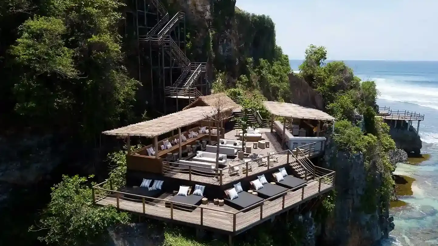 Ulu Cliffhouse (source: luxnomade.com)