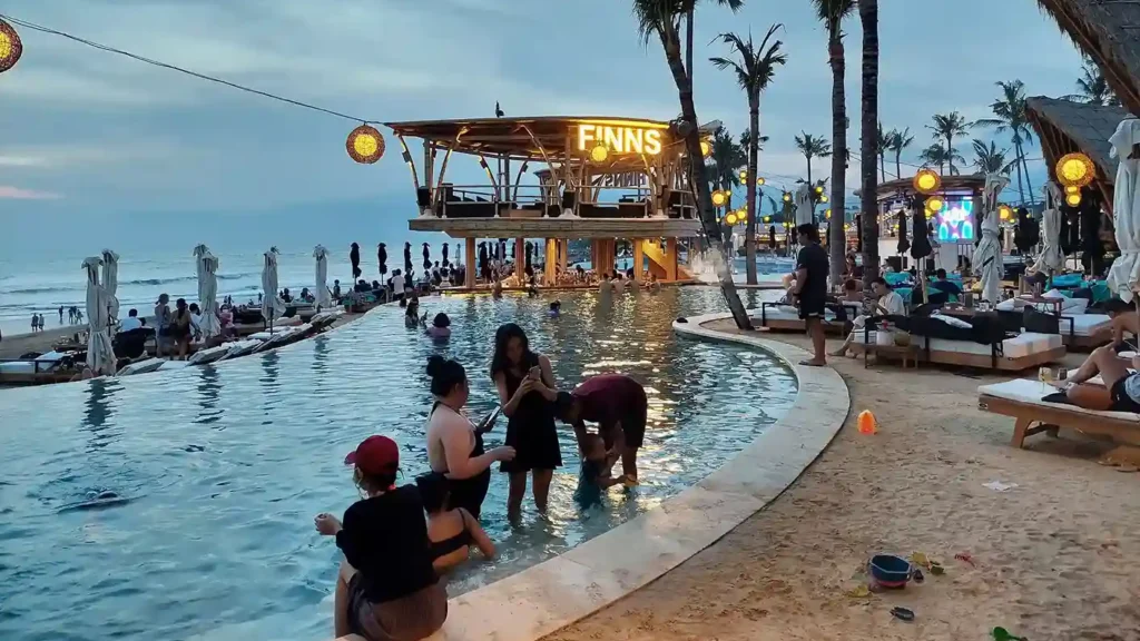 Beach Club Canggu (sumber: https://commons.wikimedia.org)