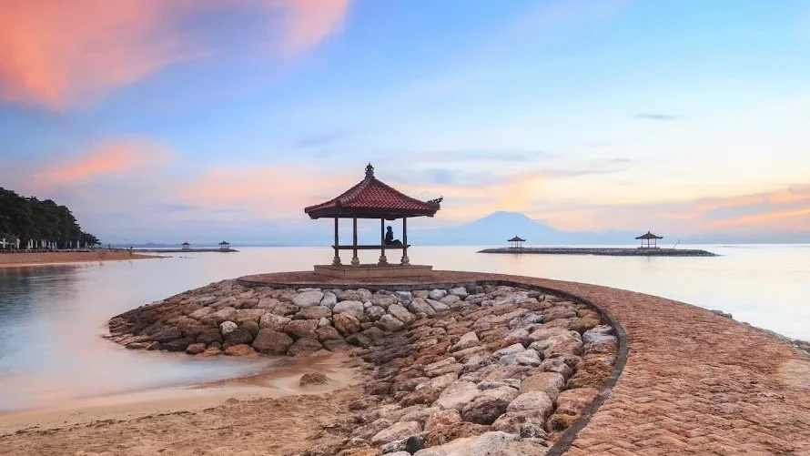 Pantai Sanur (sumber: befreetour.com)