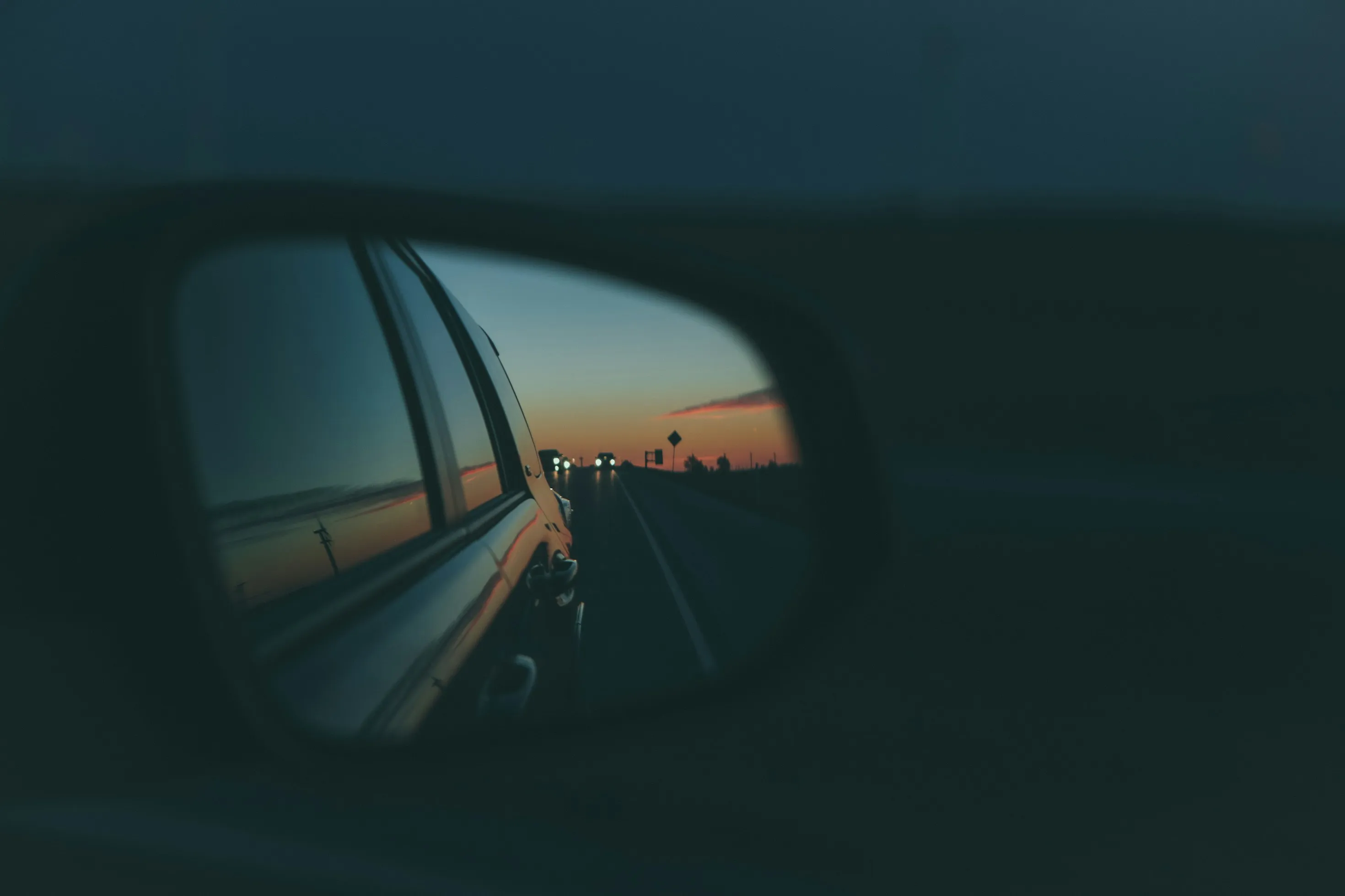 Road Trip (sumber: unsplash.com/@timtrad)