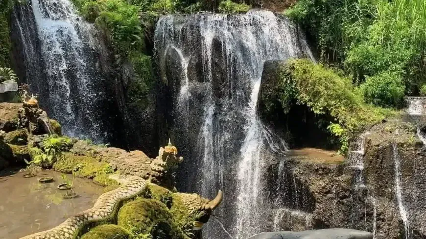 Taman Beji Griya Waterfall (Sumber: budayabali.com)