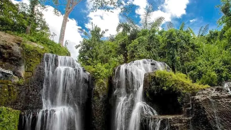 Taman Beji Griya Waterfall (sumber: thebalibibble.com)