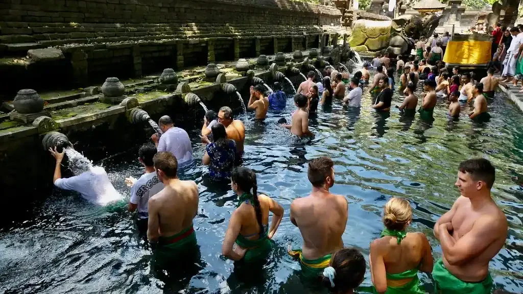 Tirta Empul (sumber: flickr.com)