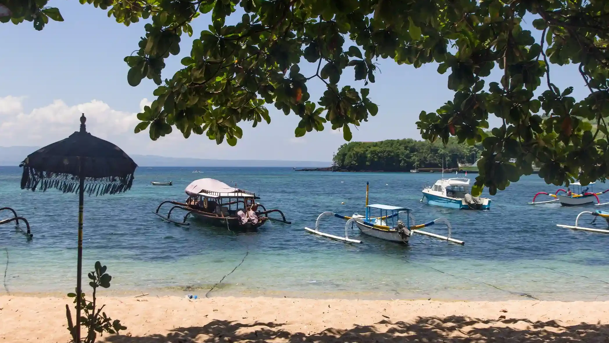 Padang Bai (sumber: wikimedia-commons)