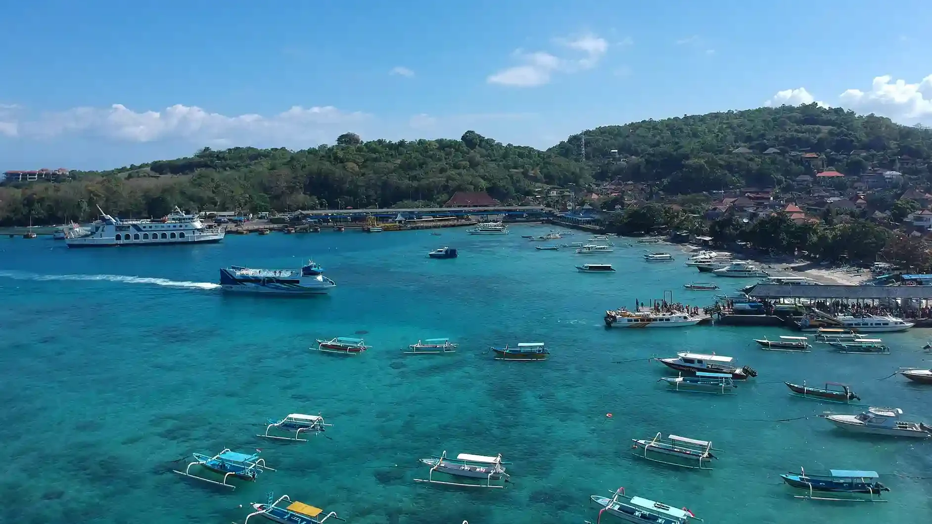 Pelabuhan Padangbai (sumber: wikimedia-commons)