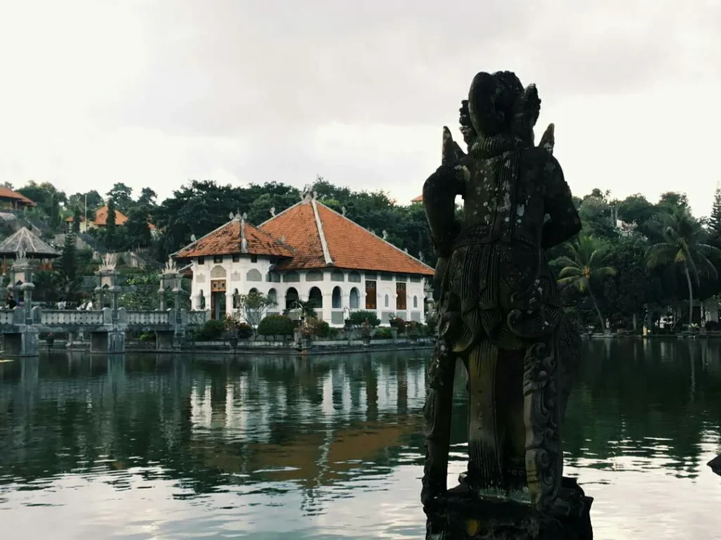 Taman Ujung Karangasem (Sumber: Wikimedia Commons)
