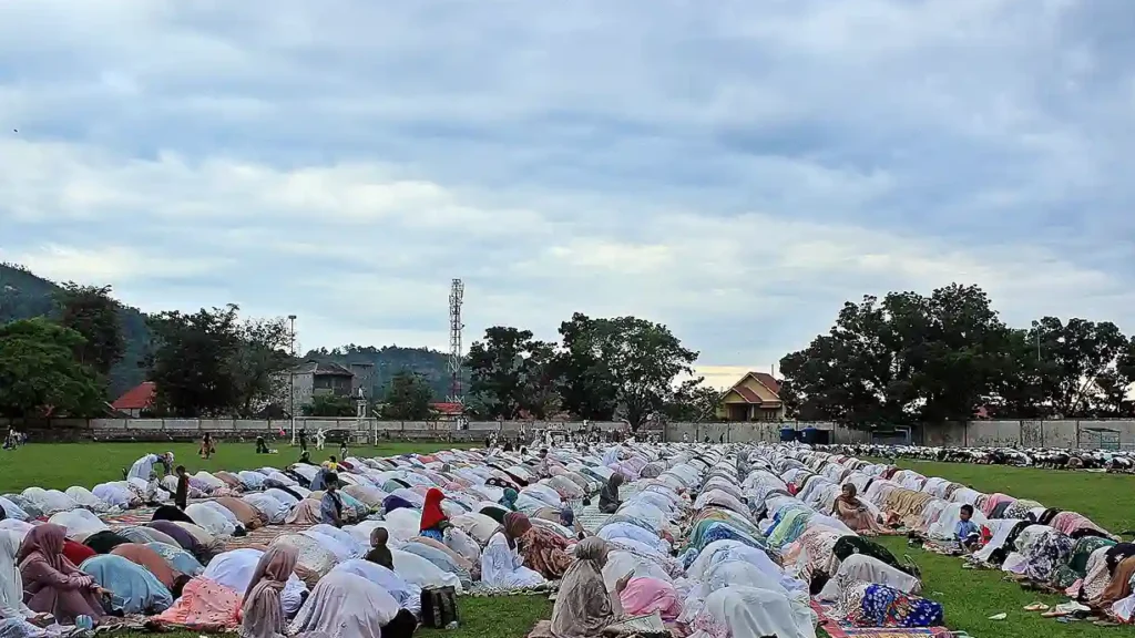 Salat Idul Fitri di Bali (Sumber Wikimedia Commons)