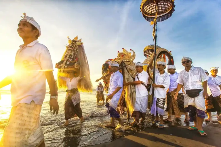 Upacara Melasti Sebelum Nyepi (Sumber: Wikimedia Commons)