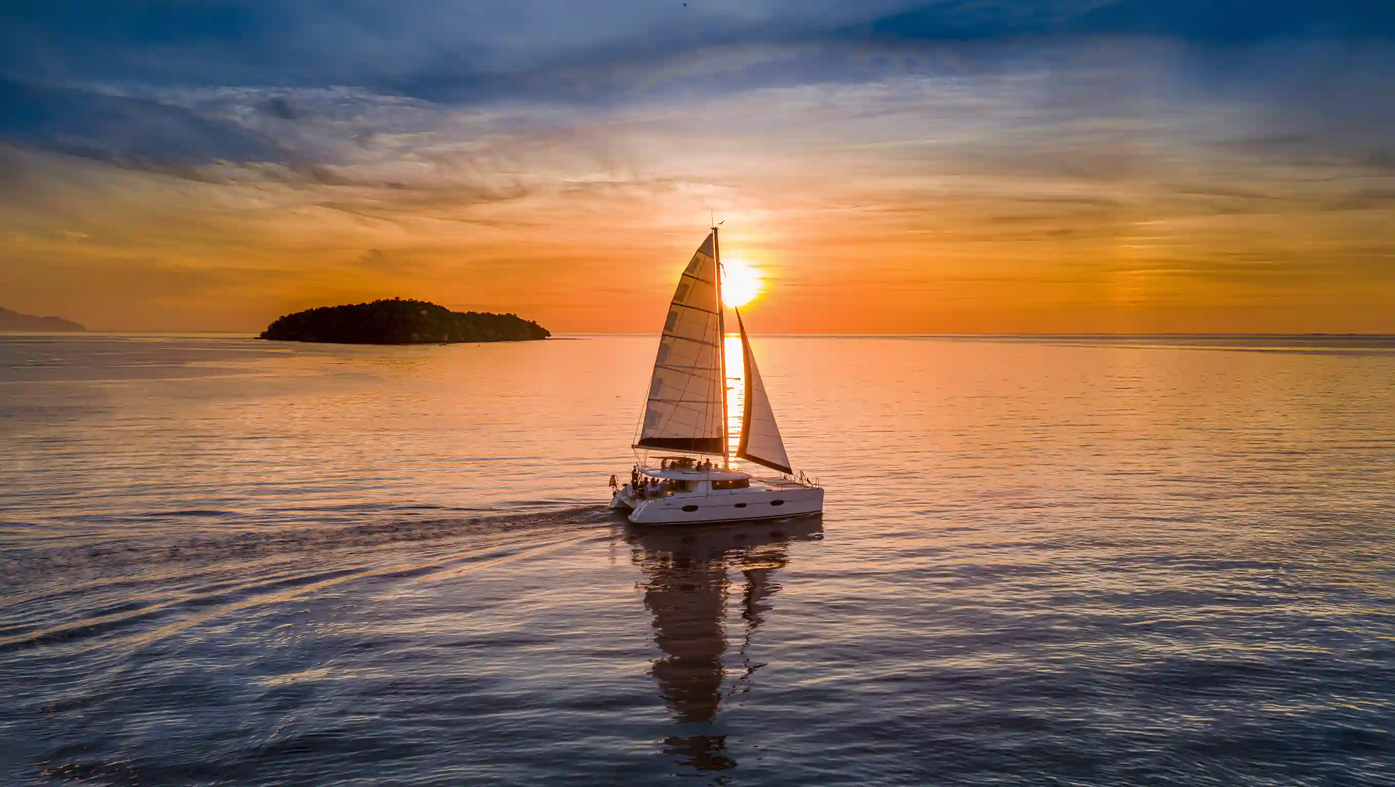 Kapal layar di Taman Nasional Komodo