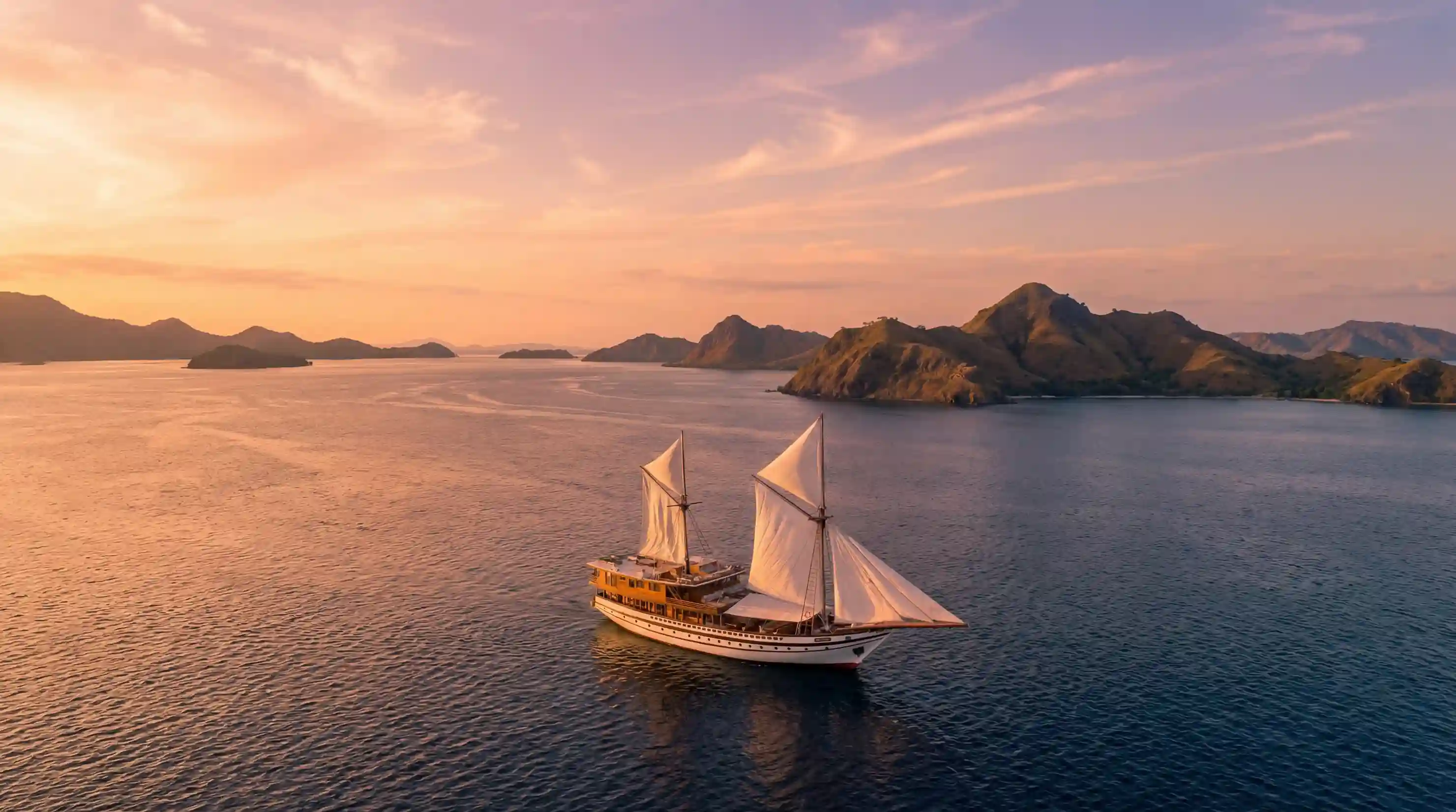 Yacht Prana berlayar menuju Komodo