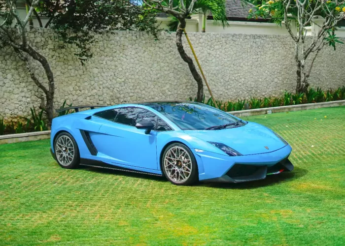 Tampak Samping Lamborghini Blue